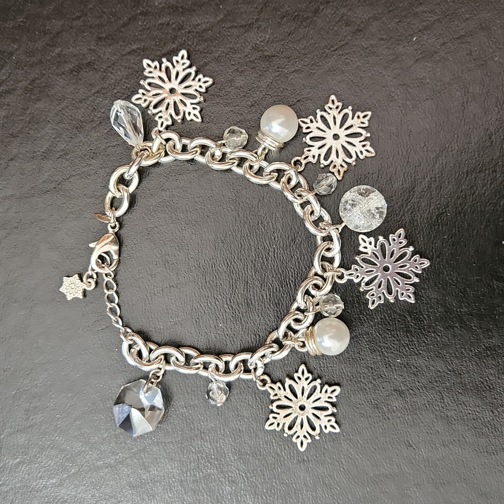 Avon Winter Wonderland Fayx Pear & Crystal Charm Bracelet